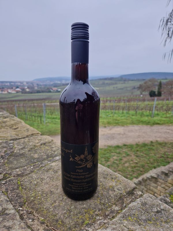 2023 Merlot Rotwein halbtrocken 2023 Merlot Rotwein halbtrocken