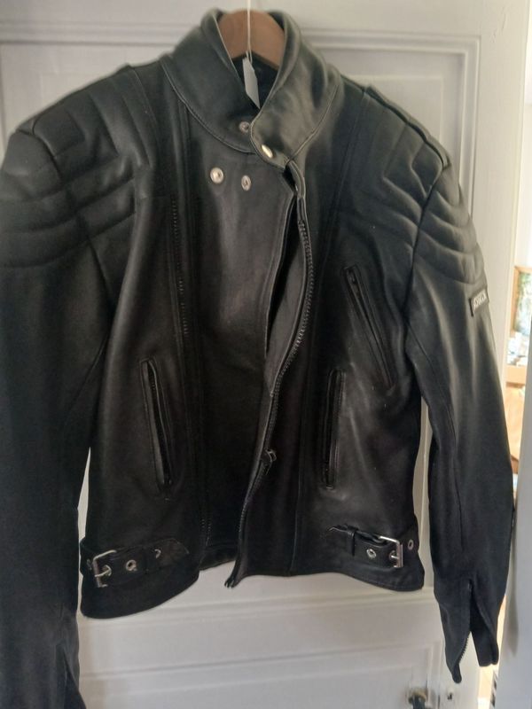 Blouson de moto cuir noir