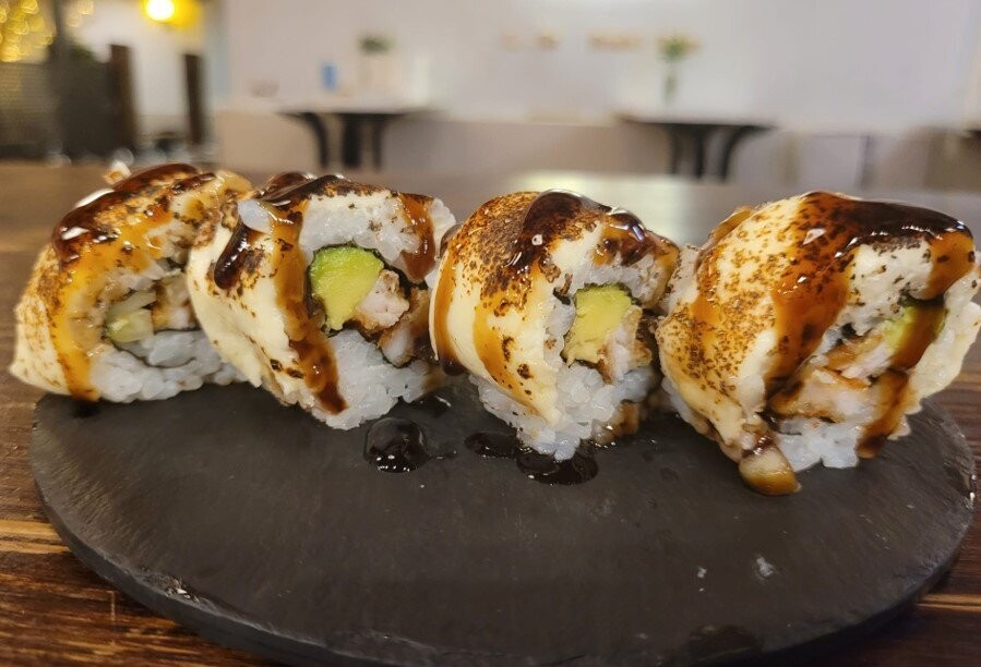 81 Uramaki Queso Flameado con Pollo y Aguacate - 4p