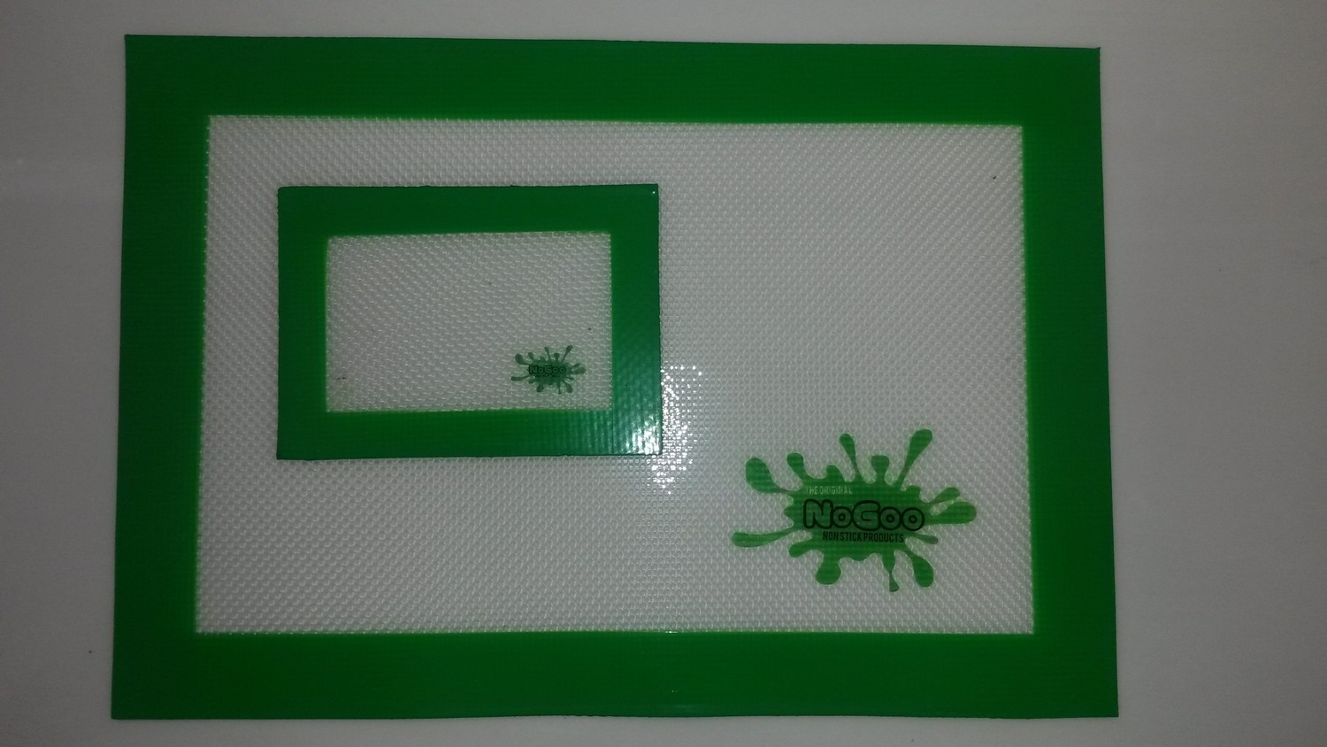 Platinum Cured Non-Stick Silicone NoGoo® Mat - Macro Mesh Green and White