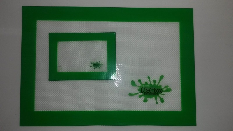 Platinum Cured Non-Stick Silicone NoGoo® Mat - Macro Mesh Green and White
