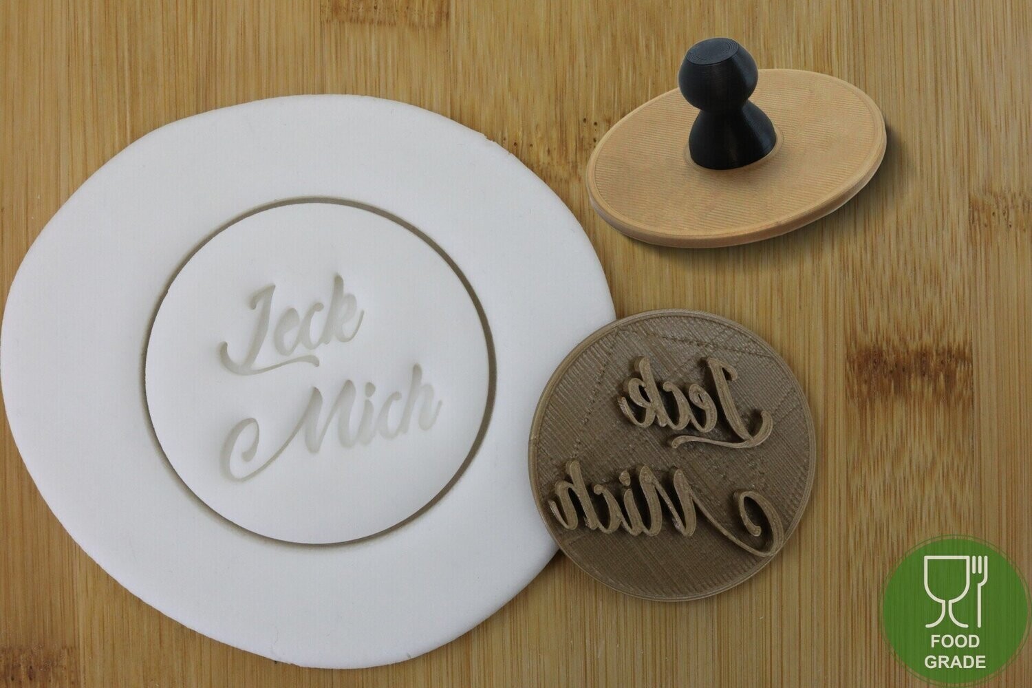 Prägestempel 'Leck mich' 5/7cm für Kekse/Fondant/Knete mit praktischem Griff, Kontur: Keine Kontur, Type: Nur Text 5cm