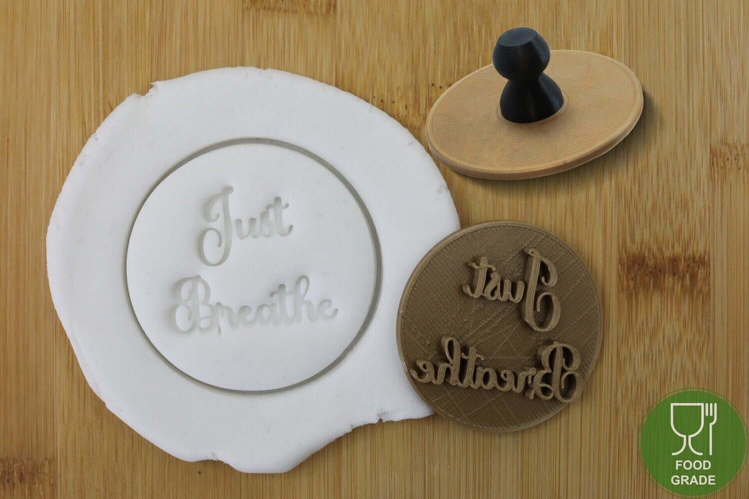 Prägestempel 'Just Breathe' 5/7cm für Kekse/Fondant/Knete mit praktischem Griff, Kontur: Keine Kontur, Type: Nur Text 5cm