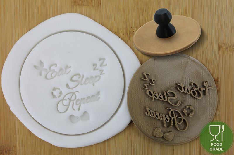 Prägestempel 'Eat Sleep Repeat' 5/7cm für Kekse/Fondant/Knete mit praktischem Griff Prägestempel 'Eat Sleep Repeat' 5/7cm für Kekse/Fondant/Knete mit praktischem Griff