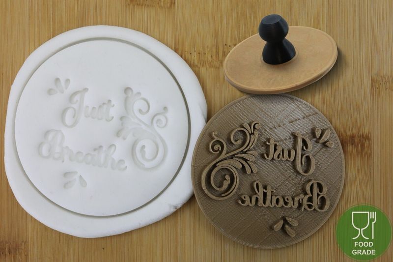 Prägestempel 'Just Breathe' 5/7cm für Kekse/Fondant/Knete mit praktischem Griff Prägestempel 'Just Breathe' 5/7cm für Kekse/Fondant/Knete mit praktischem Griff