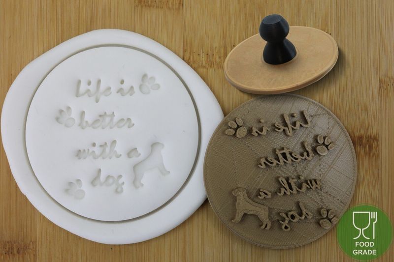 Prägestempel 'Life is better with a dog' 5/7cm für Kekse/Fondant/Knete mit praktischem Griff Prägestempel 'Life is better with a dog' 5/7cm für Kekse/Fondant/Knete mit praktischem Griff