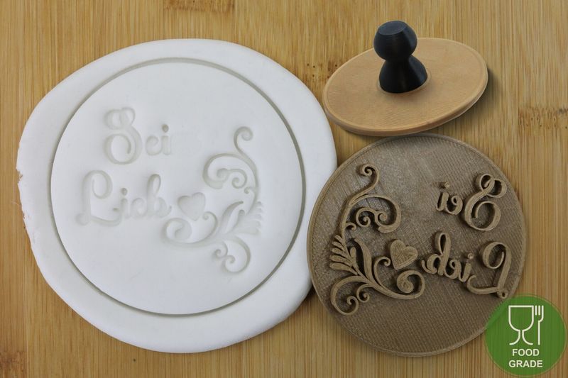 Prägestempel 'Sei Lieb' 5/7cm für Kekse/Fondant/Knete mit praktischem Griff Prägestempel 'Sei Lieb' 5/7cm für Kekse/Fondant/Knete mit praktischem Griff