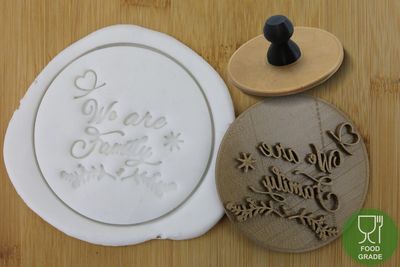 Prägestempel 'We are family' 5/7cm für Kekse/Fondant/Knete mit praktischem Griff Prägestempel 'We are family' 5/7cm für Kekse/Fondant/Knete mit praktischem Griff