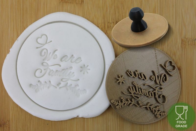 Prägestempel 'We are family' 5/7cm für Kekse/Fondant/Knete mit praktischem Griff Prägestempel 'We are family' 5/7cm für Kekse/Fondant/Knete mit praktischem Griff