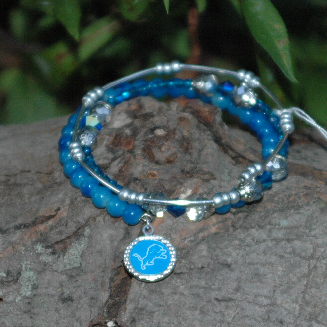DLS-1005
Detroit Lions- Silver  3 Loop Memory Wire, blue glass, blue crystal bicone and silver/clear faceted rondelle beads