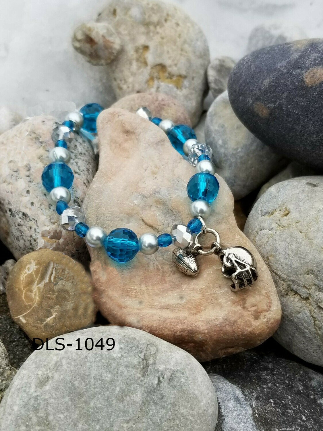 DLS-1049
Detroit Lions- Stretch faceted blue with pearl, football and helmet charms