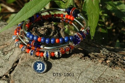 DTS-1001
Detroit Tigers- silver memory wire with Old English D logo charm, orange and blue beads with blue rhinestone donut beads