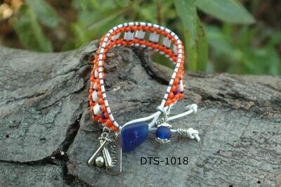 DTS-1018
Detroit Tigers- White leather with orange round and white tile beads. Blue sea glass button, with matte blue dangle bead, baseball bat and pride charms