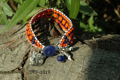 DTS-1019
Detroit Tigers- White leather with orange round and tile beads. Blue sea glass button, blue matte dangle bead, and 3D tiger face charm