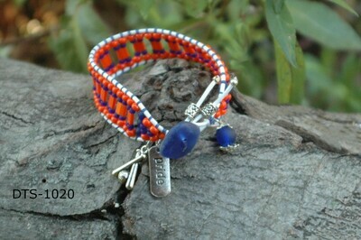 DTS-1020
Detroit Tigers- White leather with orange round and tile beads. Blue sea glass button, blue matte dangle bead, with baseball bat and pride charms