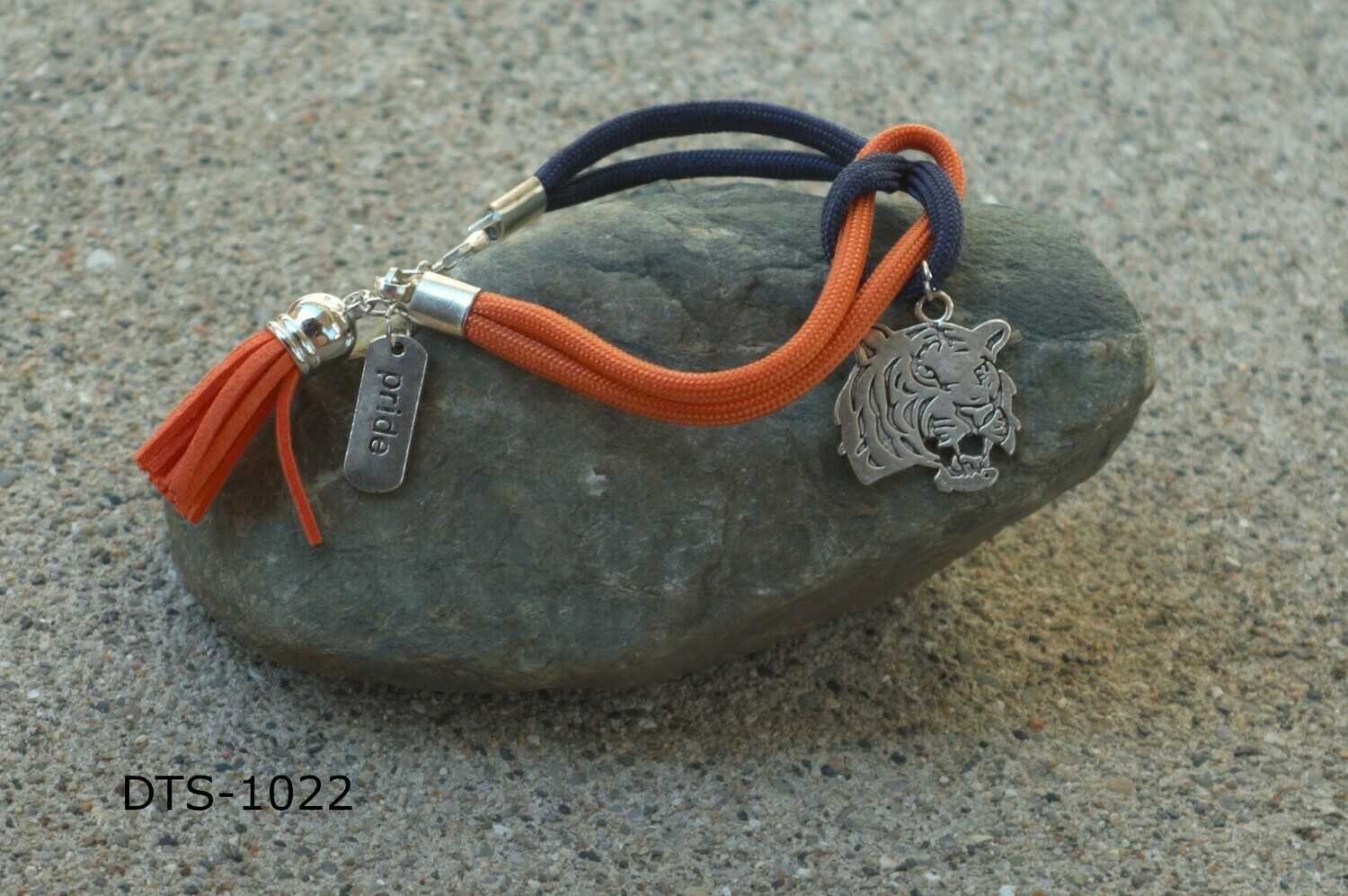 DTS-1022
Detroit Tigers- Blue and orange paracord with orange tassel, laser cut tiger face and pride charm