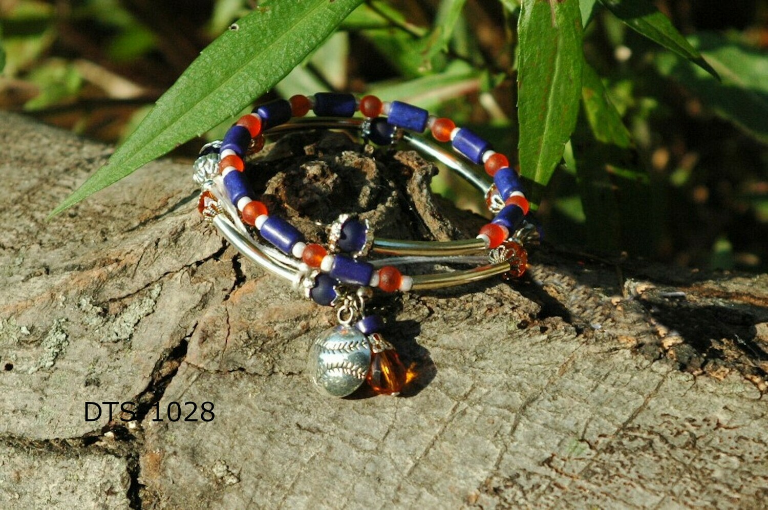 DTS-1028
Detroit Tigers- Silver memory wire, orange and blue faceted beads with orange teardrop dangle and baseball charm
