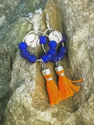 DTE-1034
Detroit Tigers- Silver hoops with orange tassels, blue matte glass beads and clear glass focal bead with painted baseball