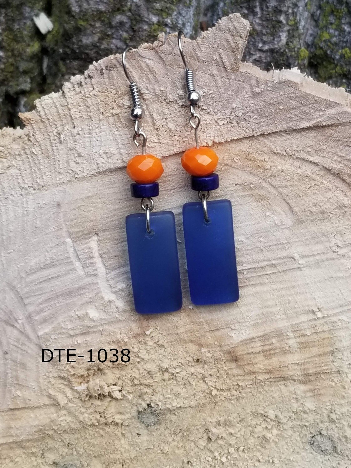 DTE-1038
Detroit Tigers- Silver with orange faceted,  blue heishi glass beads, and sea glass dangles