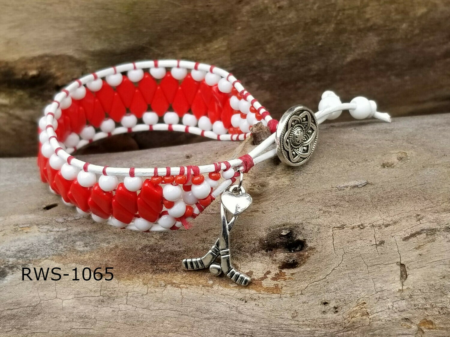 RWS-1065
Detroit Red Wings- White leather, silver button, white beads and red czech kite beads with heart and hockey sticks charms