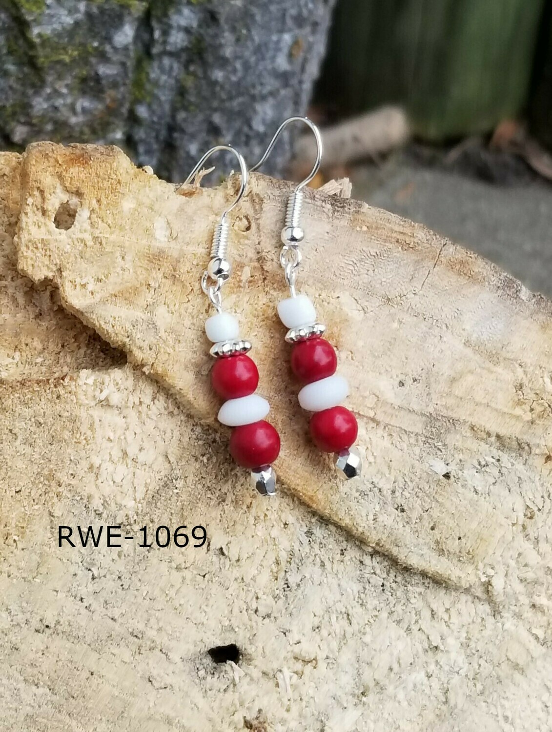 RWE-1069
Detroit Red Wings- Silver faceted, white disc, red and white glass beads