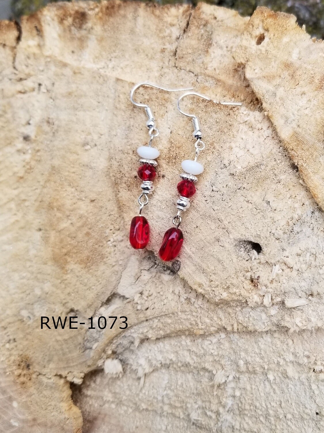RWE-1073
Detroit Red Wings-Silver spacer, red oval and white disc glass beads