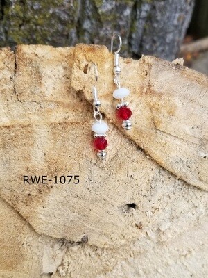 RWE-1075
Detroit Red Wings-Silver with white disc and red faceted glass beads