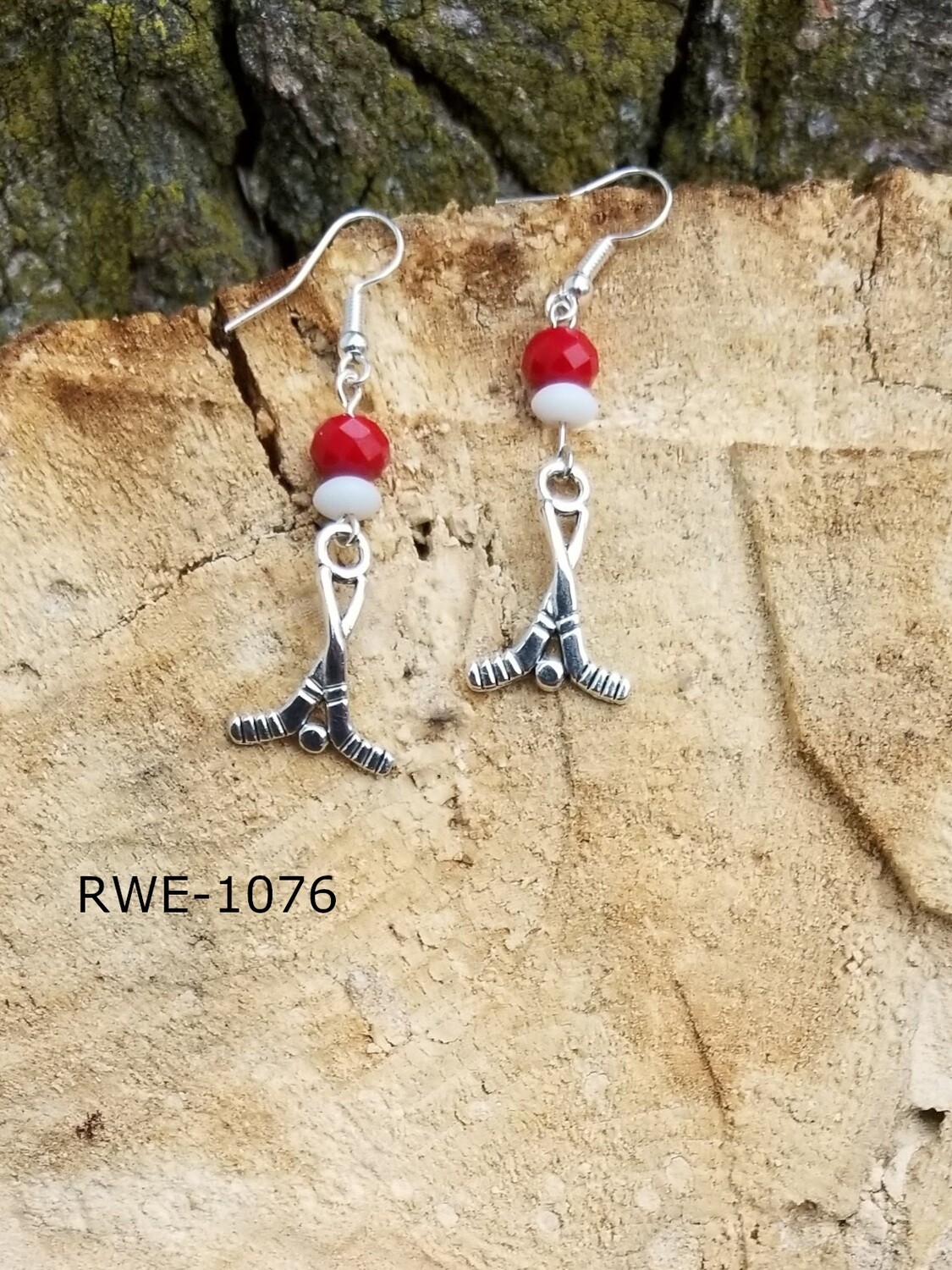 RWE-1076
Detroit Red Wings-Silver, white disc and red faceted glass beads with hockey sticks charms