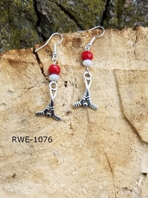 RWE-1076
Detroit Red Wings-Silver, white disc and red faceted glass beads with hockey sticks charms