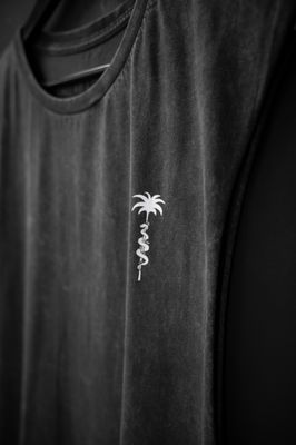 Musculosa Rubi Black Washed de