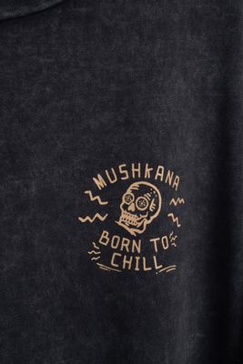 Remera Born2Chill Negra Lavada Oversized