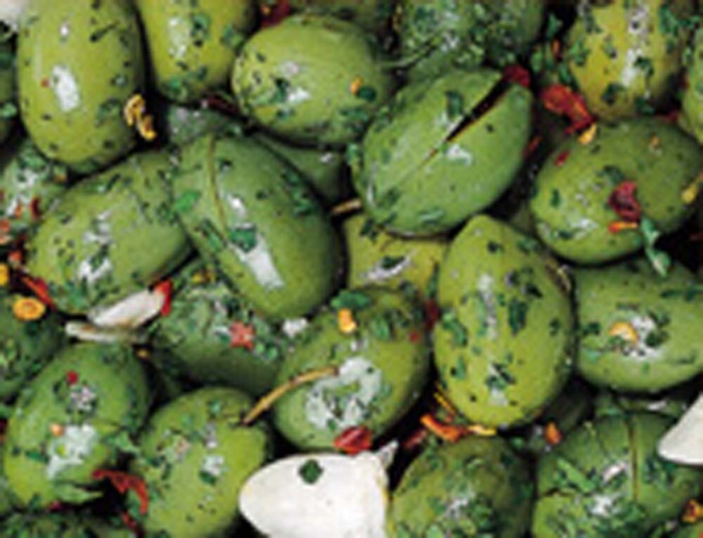 Cod. 012 Olive verdi schiacciate 
tagliate piccanti mit Stein 
