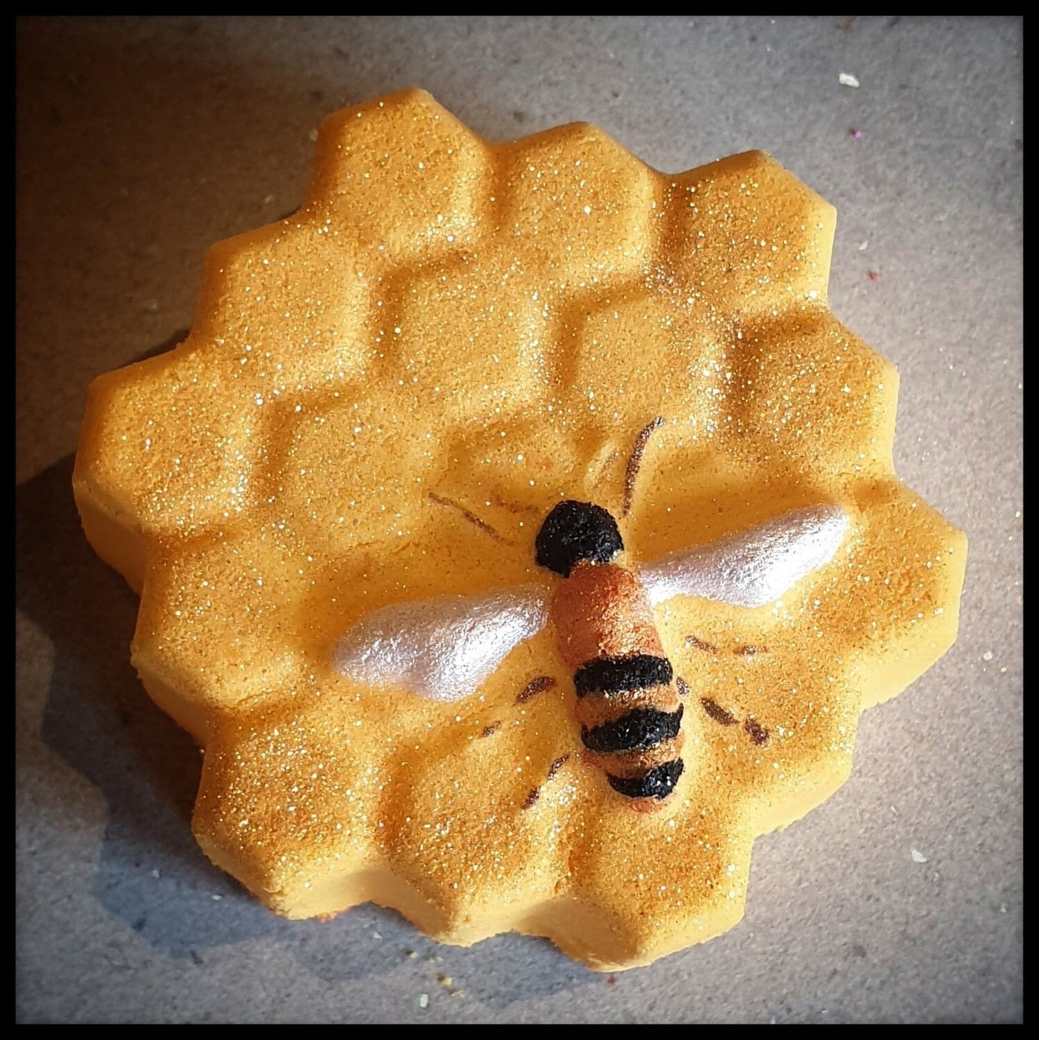 Honey comb &amp; Bee (157g)