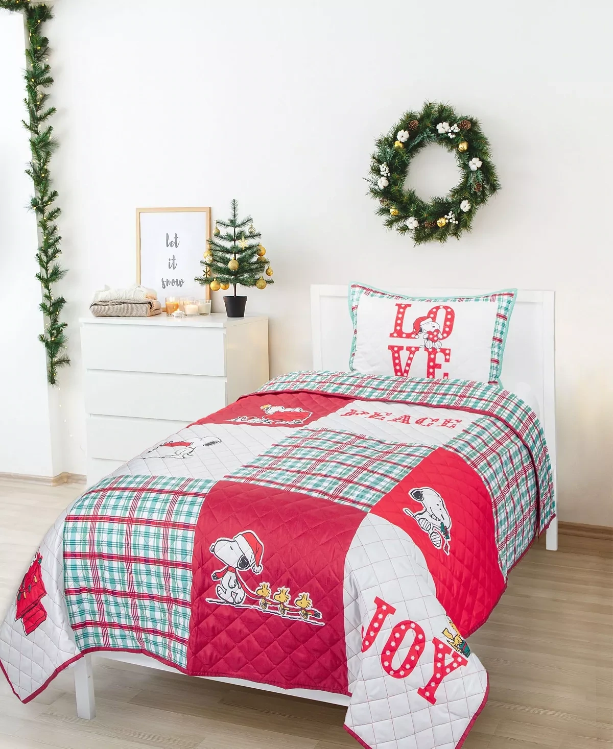 Peanuts Classic Peanuts Holiday 2-Pc. Twin Quilt Set Bedding