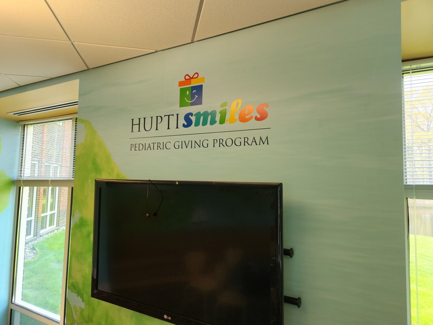 HUPTI Smiles Graphic