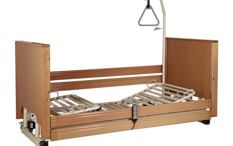 Letto da degenza elettrico a tre snodi elevabile con trendelenburg.