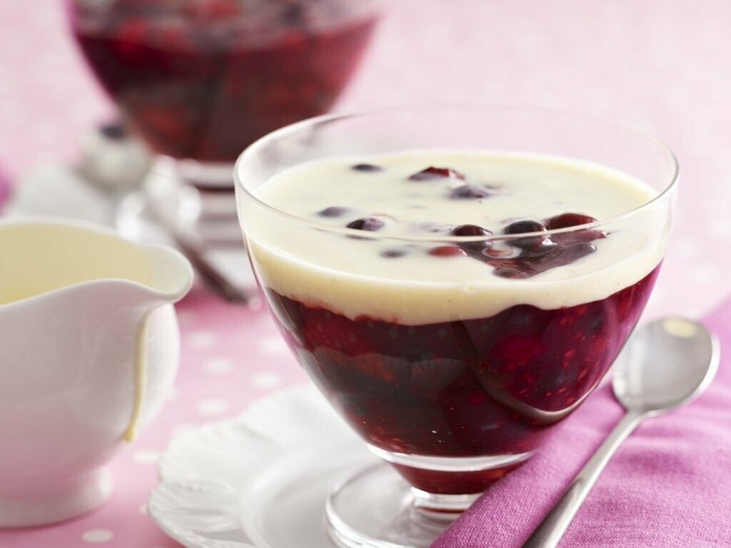 Rote Grütze mit Vanillesoße