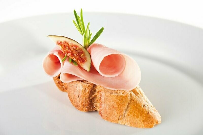 Canapé mit Wurst oder Käse Canapé mit Wurst oder Käse