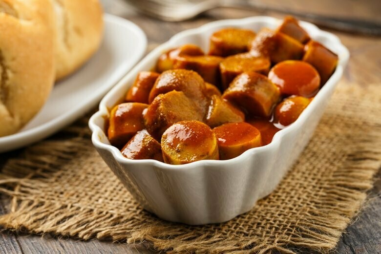 Currywurst mit Brötchen