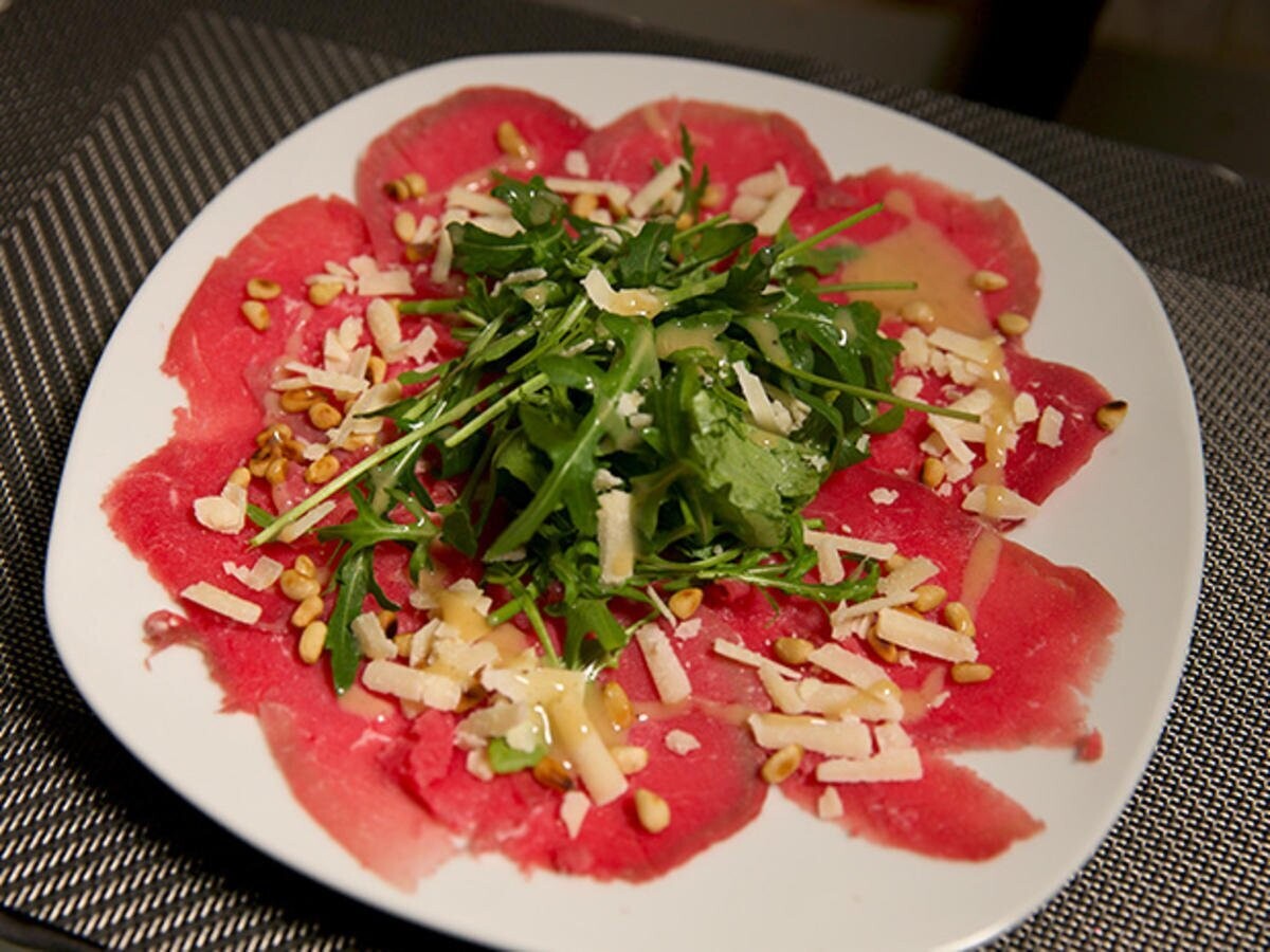Carpaccio vom Rind mit Rucola und Grana Padano