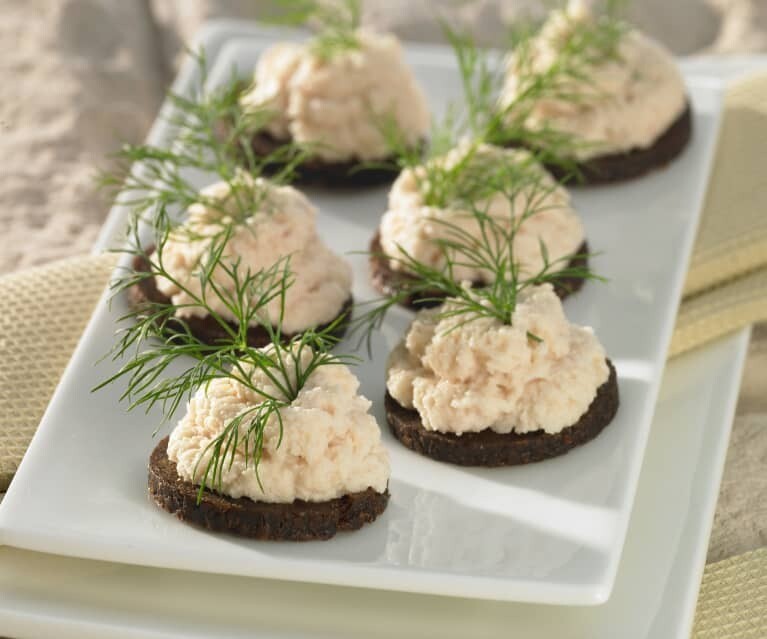 Pumpernickeltaler mit Kräuterfrischkäse