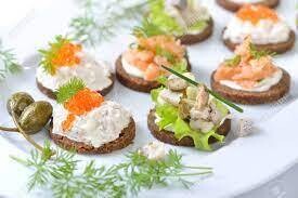 Pumpernickeltaler mit Tartar vom Lachs