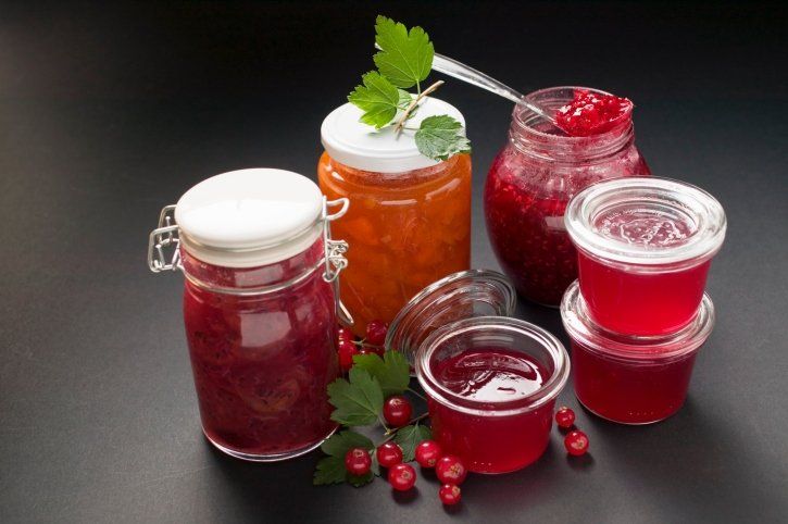Auswahl an Marmelade und Honig Auswahl an Marmelade und Honig