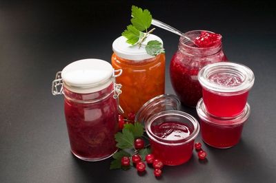 Auswahl an Marmelade und Honig Auswahl an Marmelade und Honig