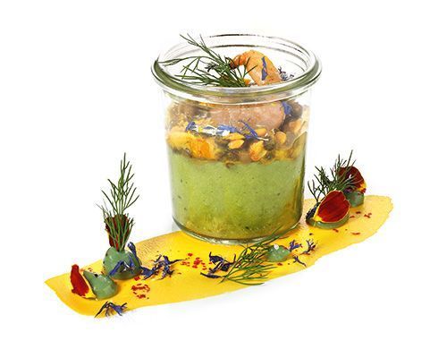 Guacamole mit Garnelensalat und einer gegrillten Garnele