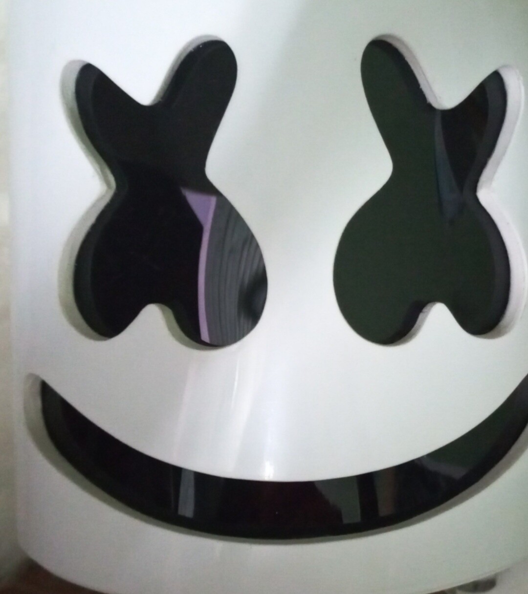 Capacete especial com acrílico nos olhos. 
