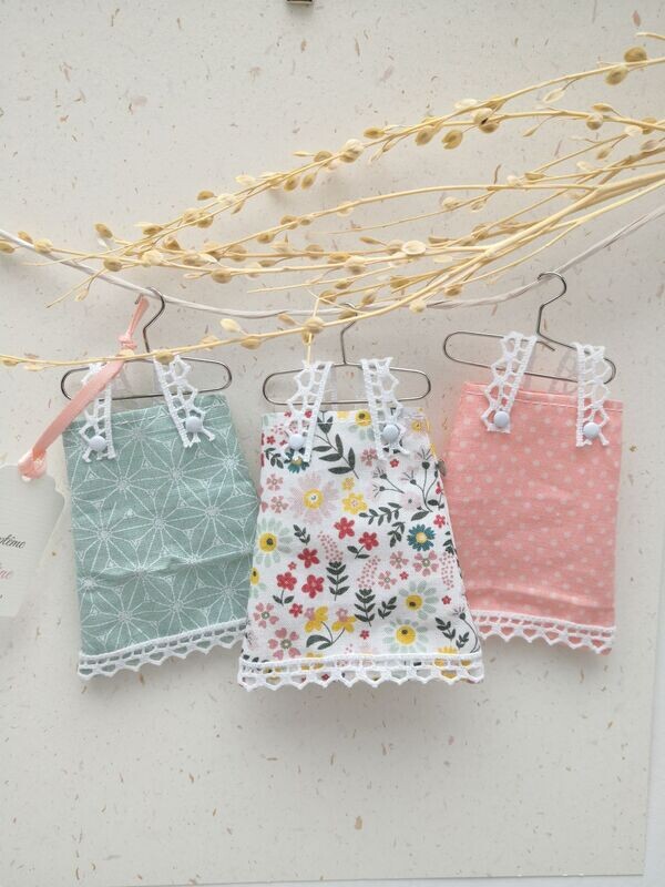 lot de 3 petites robes contenant dragées, tons rose et vert , 3 modèles