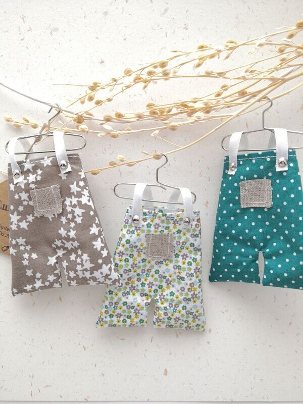 lot de 3 petites salopettes contenant dragées, tons vert et taupe ,  3 modèles