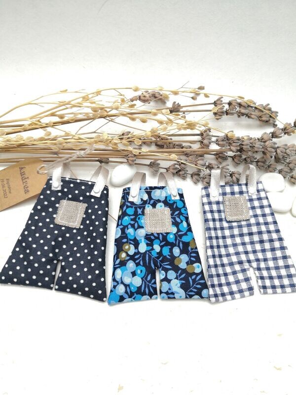 lot de 3 petites salopettes contenant dragées, tons bleu ,  3 modèles