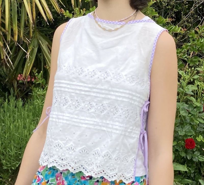 Top dentelle blanche et vichy mauve
